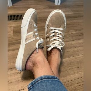 Crown Vintage tan leather lace up slide sneakers. Size 9